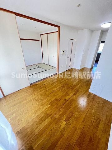 物件内観写真6　(広くて明るい寝室)