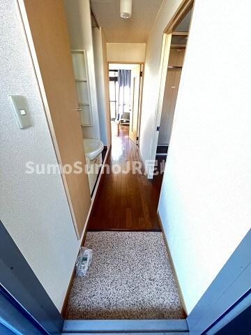 物件内観写真5　(ゆったりとした玄関です)