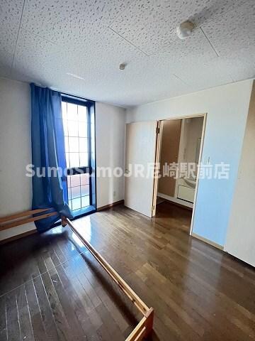 物件内観写真23　(広くて明るい寝室)