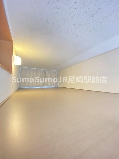 物件内観写真6　(落ち着いた色調の寝室です)