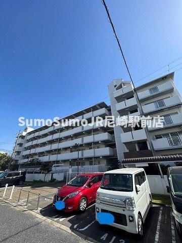 物件外観写真1　(外観は落ち着いています)