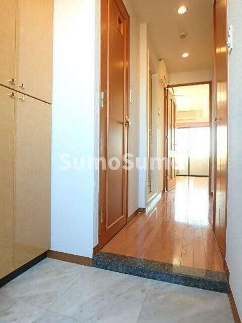 物件内観写真4　(ゆったりとした玄関です)