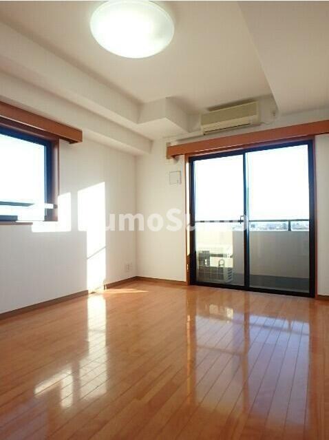 物件内観写真5　(ゆったりとした居間です)