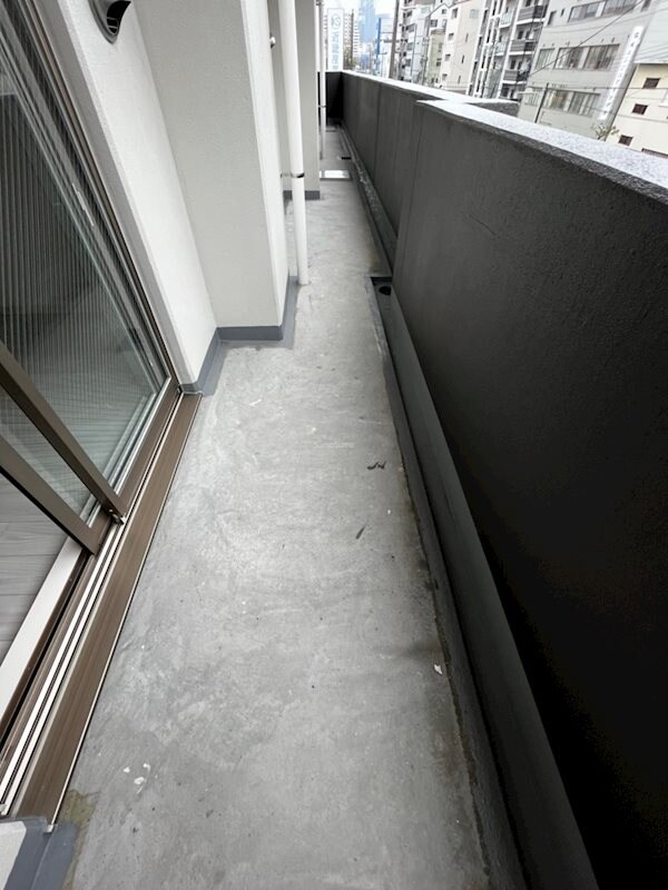 物件内観写真9　(開放的で明るい空間を演出してくれるバルコニーです)