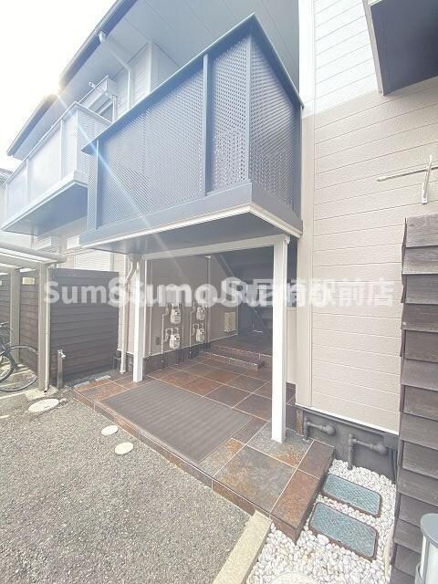 物件外観写真2　(落ち着いた雰囲気の外観です)