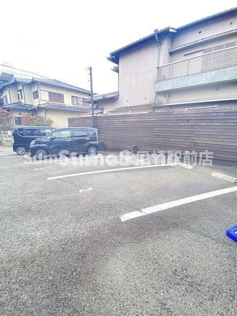 物件外観写真3　(駐車場があるので、車を買う予定の方も安心です)