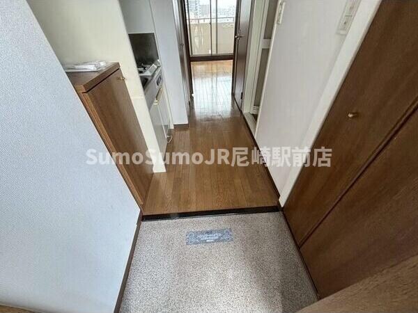 物件内観写真8　(収納もある玄関です)