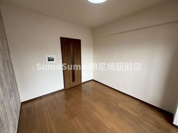 物件内観写真12　(落ち着いた色調の寝室です)