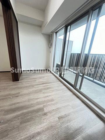 物件内観写真6　(落ち着いた色調の寝室です)