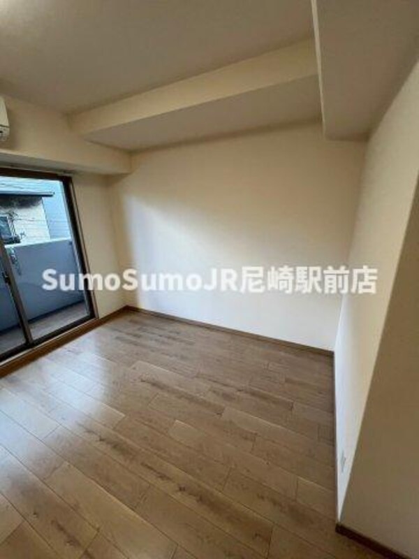 寝室(落ち着いた色調の寝室です)