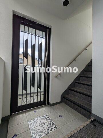 物件外観写真2　(清潔なエントランスです)