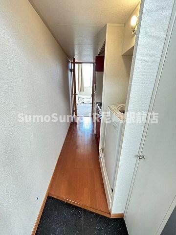 物件内観写真3　(ゆったりとした玄関です)