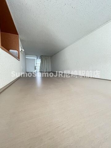 物件内観写真6　(開放的な寝室です)