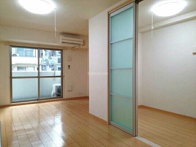 物件内観写真5　(こちらのリビングで趣味の時間をお楽しみください)