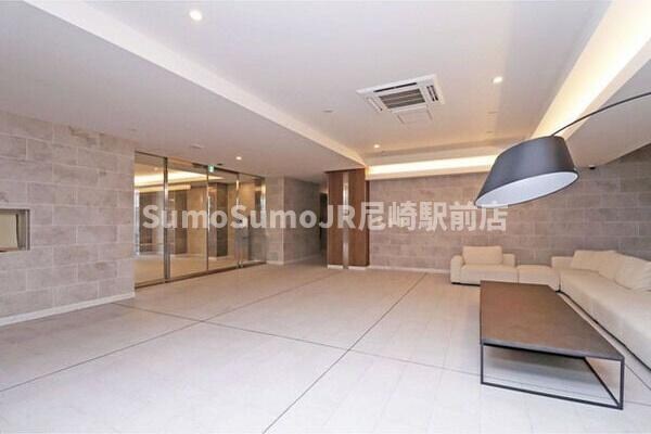 物件外観写真4　(ゆとりのあるロビーです)