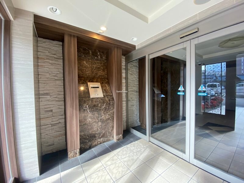 物件外観写真3　(落ち着いたエントランスです)