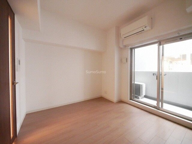 物件内観写真9　(広くて明るい寝室)