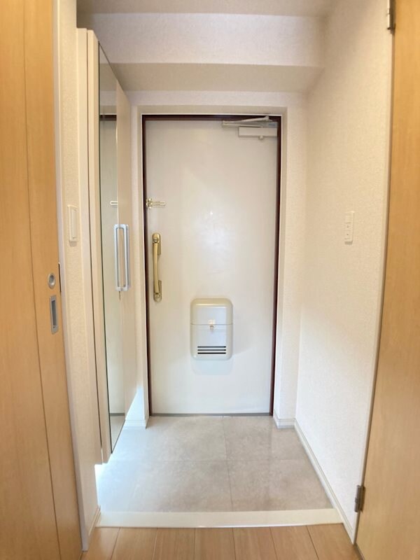 物件内観写真4　(収納もある玄関です)