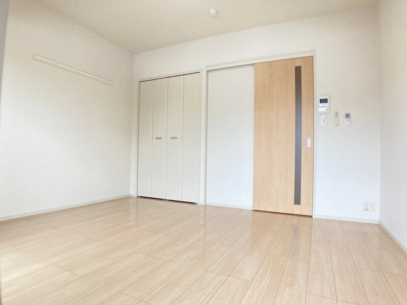 物件内観写真7　(落ち着いた色調の寝室です)