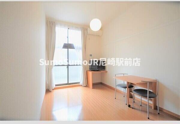 物件内観写真2　(使いやすい居間です)