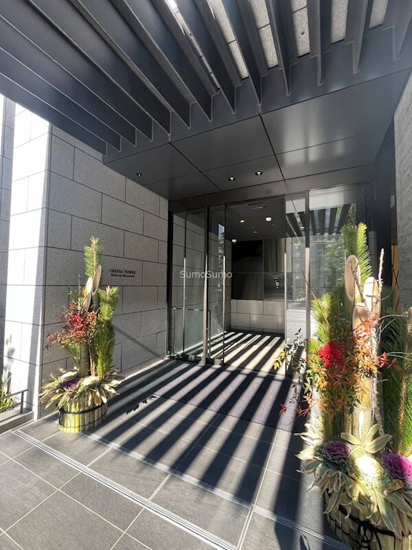 物件外観写真2　(落ち着いたエントランスです)