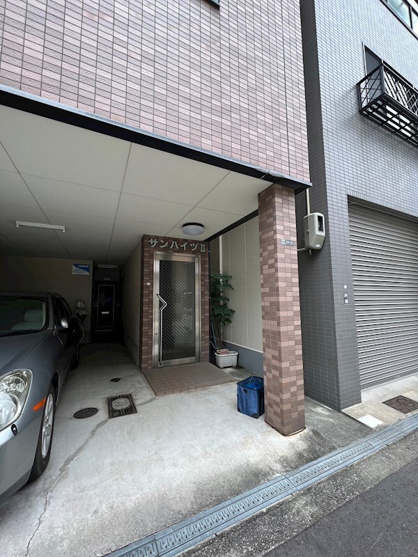 物件外観写真3　(落ち着いたエントランスです)