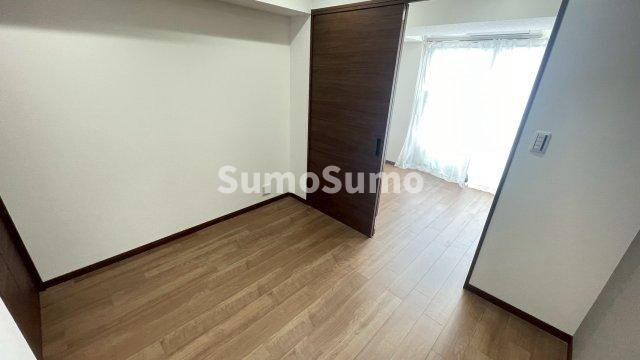 物件内観写真8　(こちらのリビングで趣味の時間をお楽しみください)