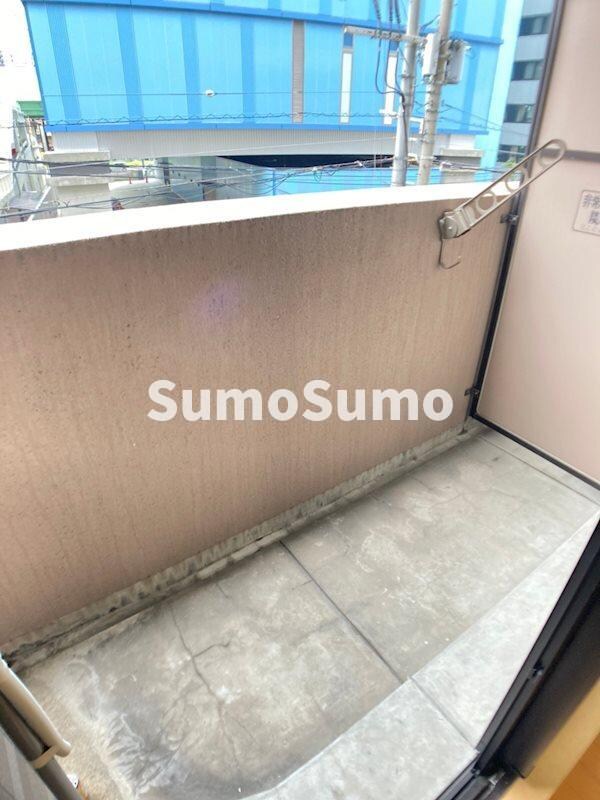 物件内観写真9　(開放的で明るい空間を演出してくれるバルコニーです)