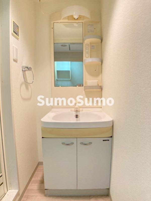 物件内観写真10　(ゆったりとスペースのある洗面所)