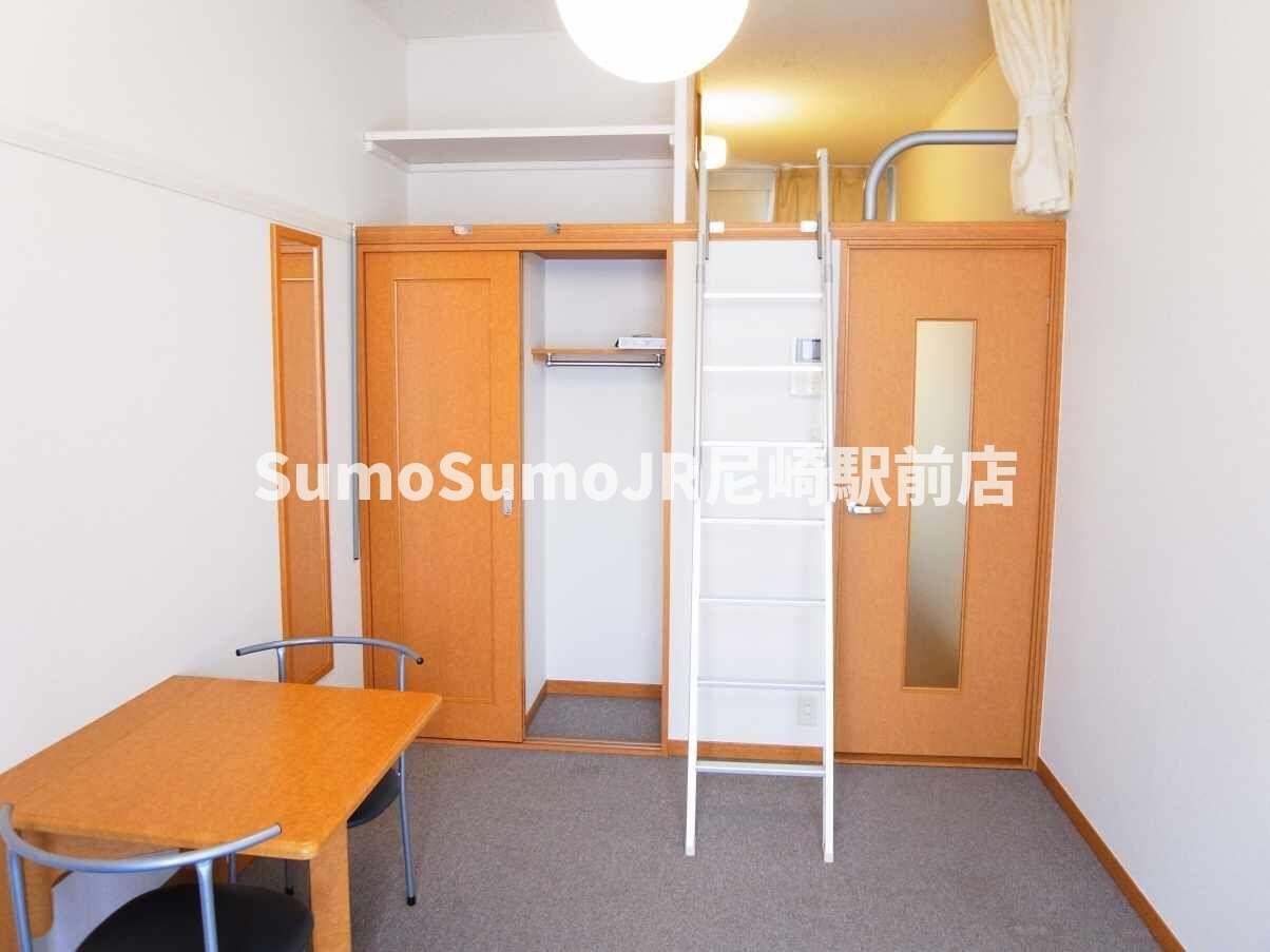 物件内観写真3　(広くて明るい寝室)