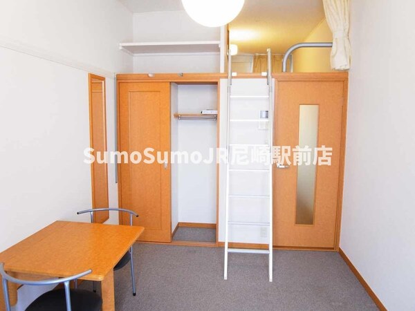 寝室(広くて明るい寝室)