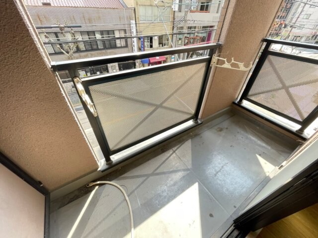 物件内観写真9　(開放的で明るい空間を演出してくれるバルコニーです)