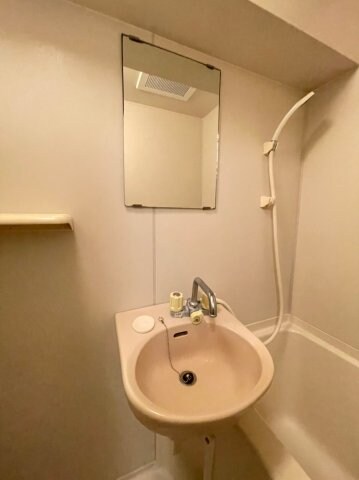 物件内観写真11　(スペースが確保できる洗面所です)