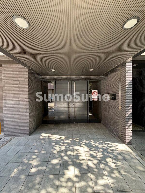 物件外観写真2　(落ち着いたエントランスです)