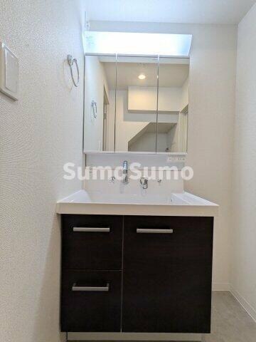 物件内観写真8　(明るい洗面所です)