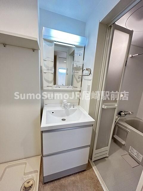 物件内観写真11　(朝の支度にも助かる、独立の洗髪洗面化粧台)