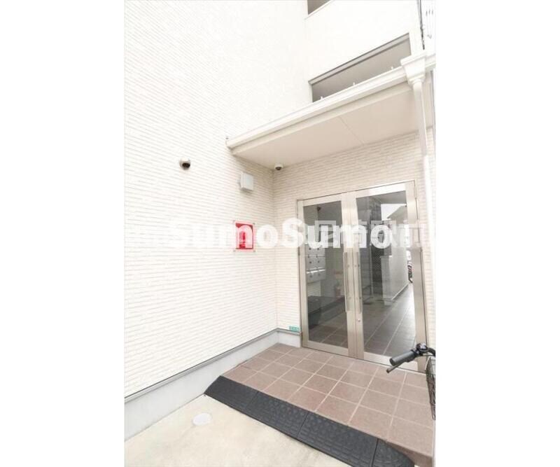 物件外観写真3　(清潔なエントランスです)