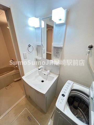 物件内観写真16　(朝の身支度には欠かせない独立洗面化粧台)