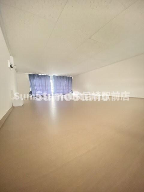 物件内観写真8　(落ち着いた色調の寝室です)