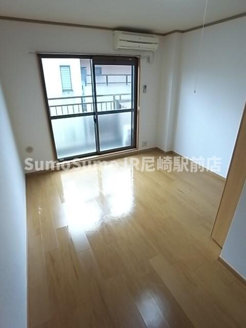 物件内観写真4　(リビングです)