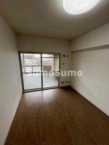 物件内観写真8　(おしゃれな居間です)