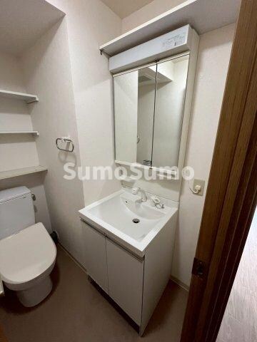 物件内観写真17　(独立洗面台で身支度をすべて済ませてしまいましょう)