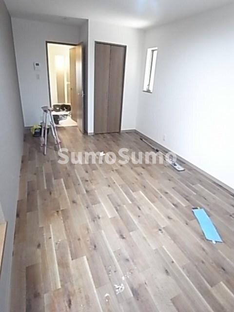 物件内観写真6　(広くて明るい寝室)