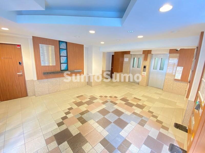 物件外観写真3　(清潔なロビーです)