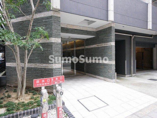 物件外観写真2　(ゆとりのあるエントランスです)