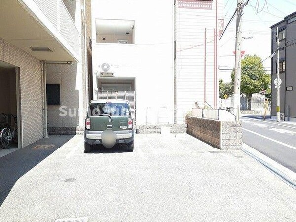駐車場(車をお持ちの方に嬉しい駐車場付きの物件です)