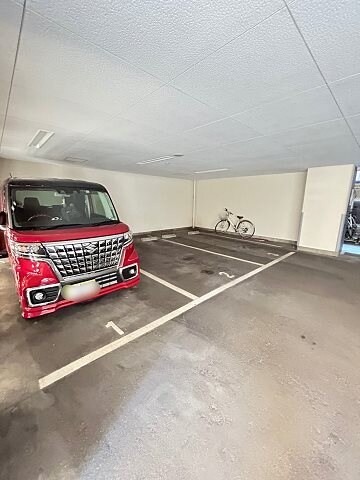 物件外観写真2　(車をお持ちの方に嬉しい駐車場付きの物件です)