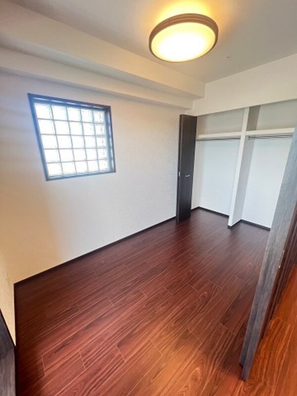 寝室(広くて明るい寝室)