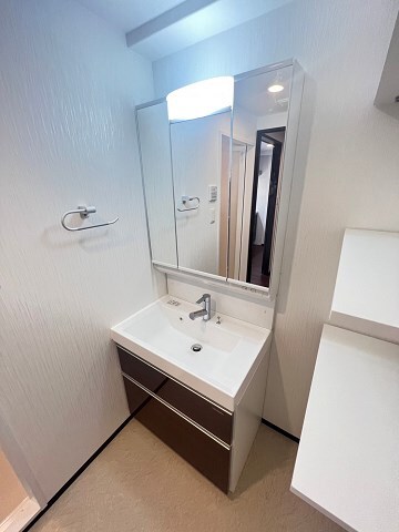 物件内観写真8　(独立洗面化粧台付き)