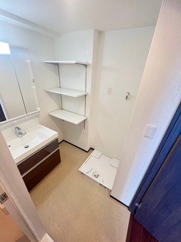 物件内観写真20　(広い洗面スペース)